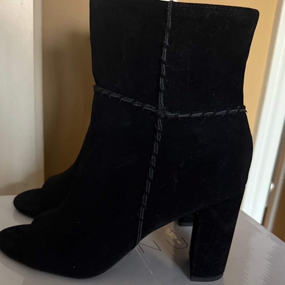 VENUS Chic Black Ankle Booties